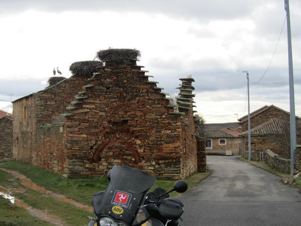 La Posada De Toribia Val De San Lorenzo ภายนอก รูปภาพ