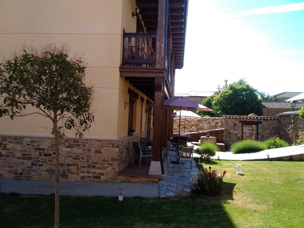 La Posada De Toribia Val De San Lorenzo ภายนอก รูปภาพ